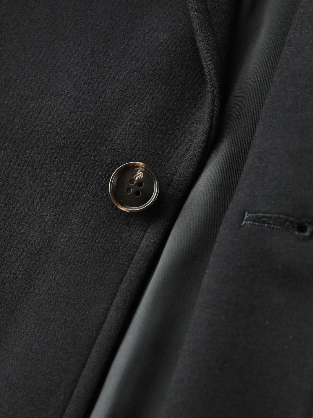 【Charming man! BC Jiake provides yarn-dyed fabrics and wool blended gun lapel single suits] The Newest Arrival men's wool single suit, a rare and limited edition in a century, a rare treasure, the latest research and development! A leader in the fashion world of luxury accessories! Original product! Made with heavy industry, the upper body is full of three-dimensional sense and is of high quality. 👍It is warm, comfortable and environmentally friendly, making you feel at ease! It has a strong skin-friendly feel and neat and meticulous wiring. Every second of wearing it is enjoyable! The feeling of comfort is beyond your imagination! Comes with powerful bugs! A must-have for fall and winter! No need to worry about age restrictions! Wear the magical clothes that instantly make you tall, rich and handsome! Cashmere and wool blend suits have almost become a must-have for men this season! If worn correctly, they will highlight your figure! They will be sexy and handsome! Every gesture will be full of masculine charm. Fall in love with it. A must buy for men! You deserve it! ! As a Premium person, you must wear high-end clothes! ! Size M～3XL